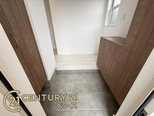 ファーストタウン五条畑 ２号棟 ／新築一戸建の玄関|■すっきりとした明るい玄関が家族やお客様を迎えてくれます！