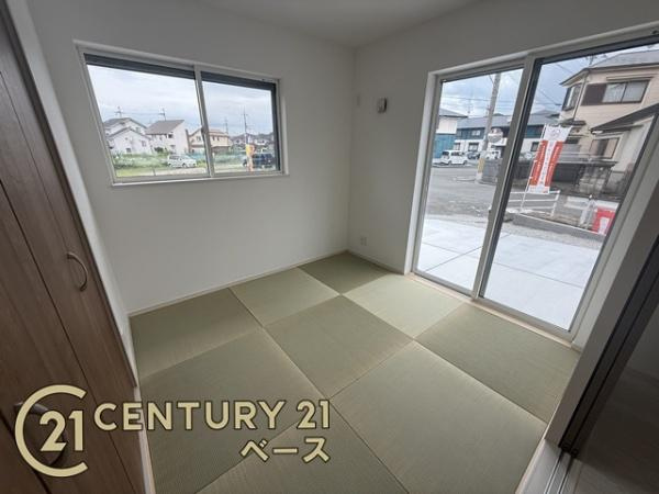 ファーストタウン五条畑 ２号棟 ／新築一戸建の和室|■ＬＤＫに隣接されている和室は家族のくつろげるスペースに！