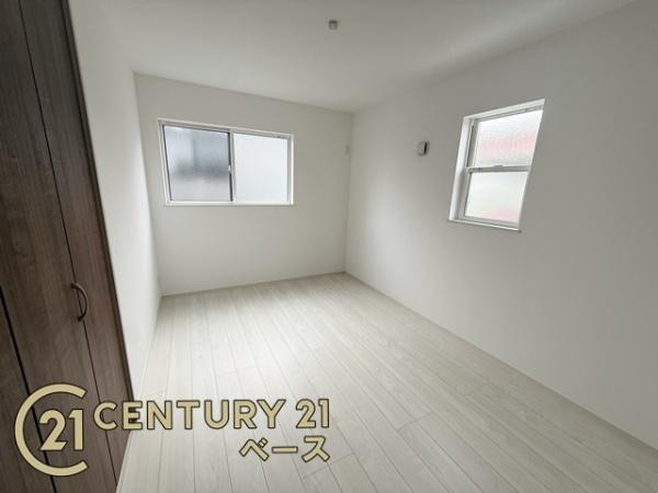 ファーストタウン五条畑 ２号棟 ／新築一戸建の洋室|■2面採光で明るい雰囲気のお部屋です！