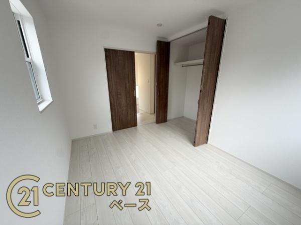 ファーストタウン五条畑 ２号棟 ／新築一戸建の洋室|■３部屋ある洋室も明るい雰囲気です！