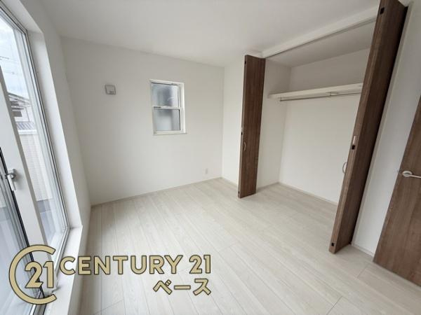 ファーストタウン五条畑 ２号棟 ／新築一戸建の洋室|■バルコニーに面した開放感のあるお部屋です！