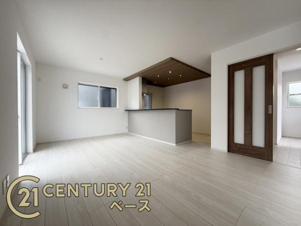 ファーストタウン五条畑 ２号棟 ／新築一戸建の居間・リビング|■家具のレイアウトもしやすい間取りです！