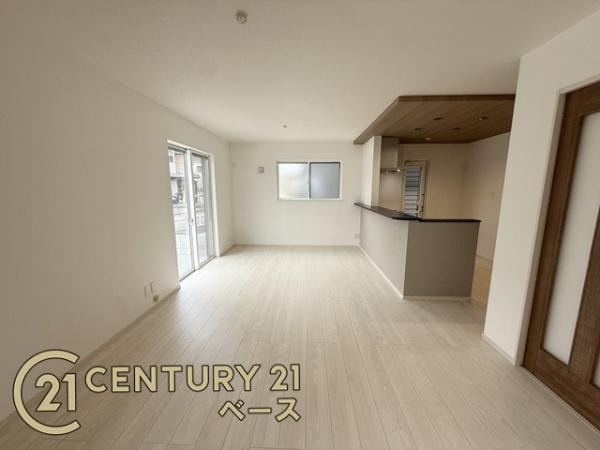 ファーストタウン五条畑 ２号棟 ／新築一戸建の居間・リビング|■リビング南西側には他の建物がなく、日当たり良好です。