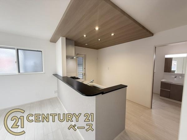 ファーストタウン五条畑 ２号棟 ／新築一戸建のキッチン|■家族とのコミュニケーションがとりやすい人気のカウンターキッチン！