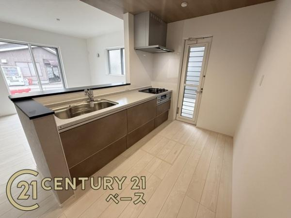 ファーストタウン五条畑 ２号棟 ／新築一戸建のキッチン|■収納たっぷりのシステムキッチン！