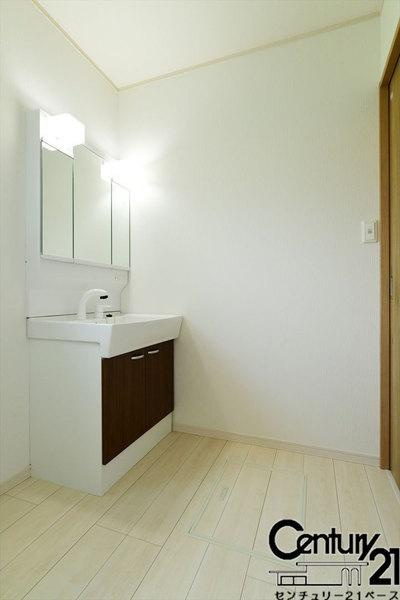 ファーストタウン五条畑 ２号棟 ／新築一戸建の内観：施工例|■三面鏡タイプのミラーキャビネット！収納スペースも豊富です！
