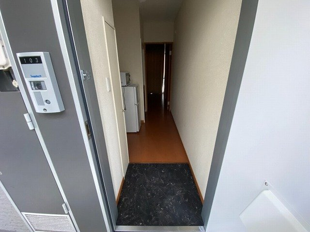 レオパレスメゾン　ド　アキの玄関