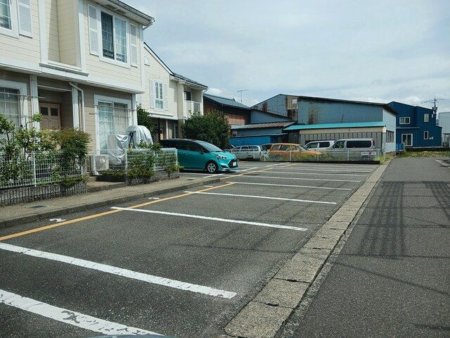 カーサ・シューレΑの駐車場