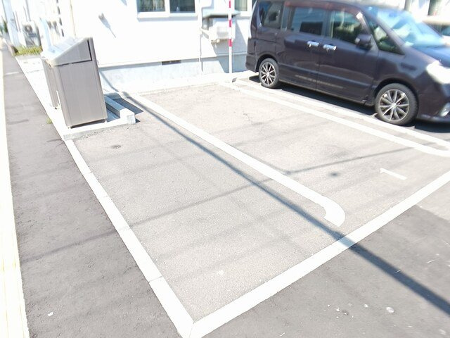 フラワーマンション中央図書館前の駐車場