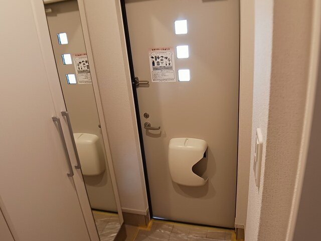 フラワーマンション中央図書館前の玄関