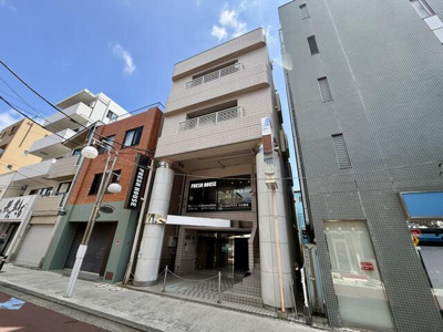 【外観】 | 部屋番号：1階 | ライラック通り沿いの立地