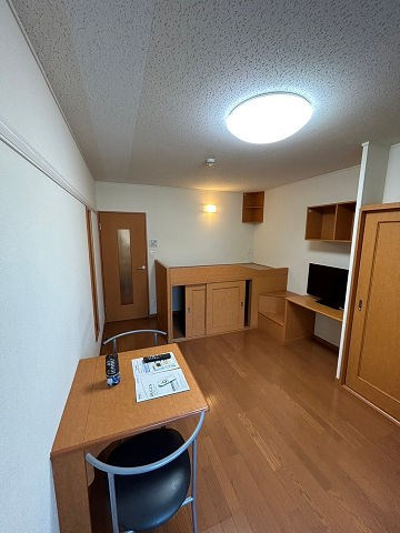 尼崎市武庫川町１丁目のアパートの居間・リビング