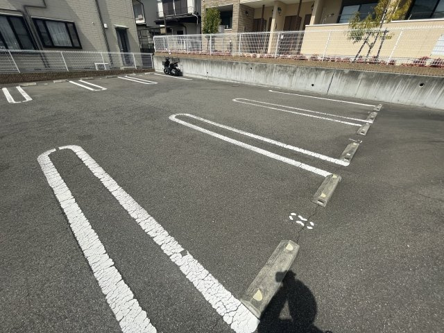クレモンティーヌ　Ａの駐車場