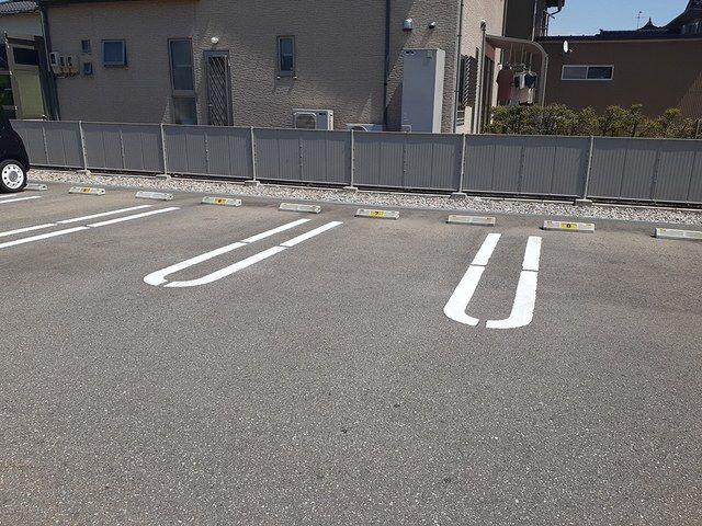 メゾン　ヒバリの駐車場
