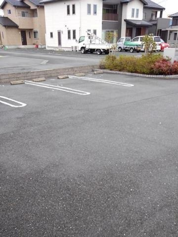グランラシーヌⅢの駐車場