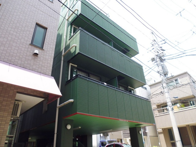 らぶにーるの外観|緑の外壁がアクセントの建物です！