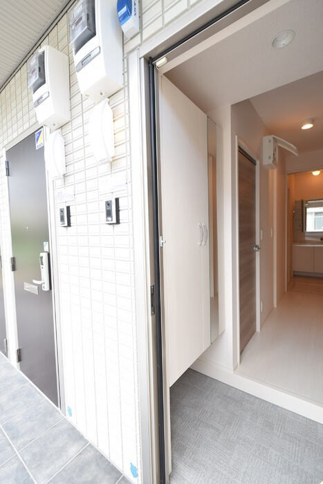 神戸市須磨区月見山町３丁目のアパートの玄関