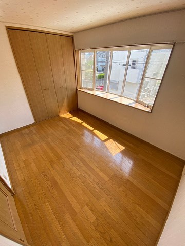 西宮市久出ケ谷町の一戸建ての寝室