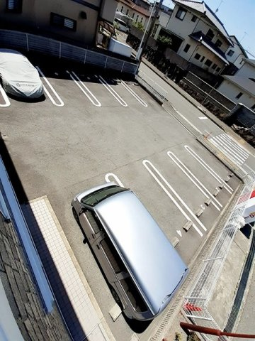シュープリームの駐車場