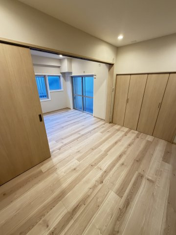 高徳町五丁目マンションの居間・リビング