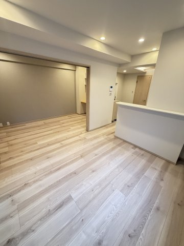 高徳町五丁目マンションの居間・リビング