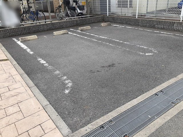 プリマベーラくずはの駐車場|車をお持ちの方に嬉しい駐車場付きの物件です