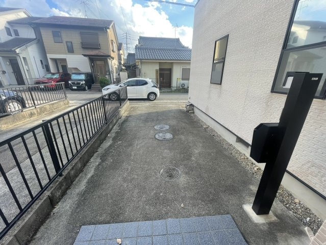 大留町一丁目戸建の駐車場