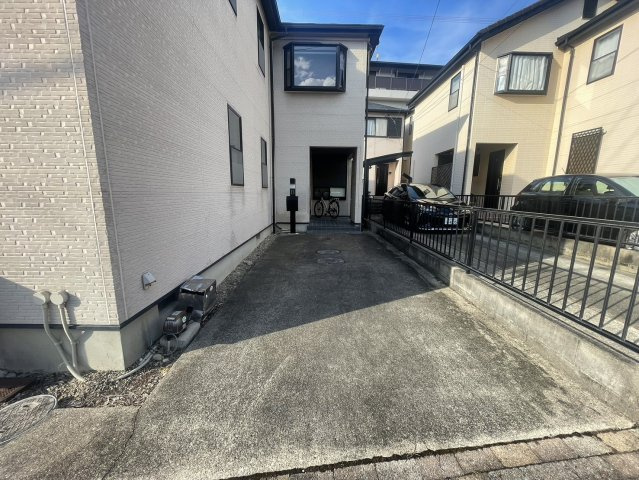 大留町一丁目戸建の駐車場
