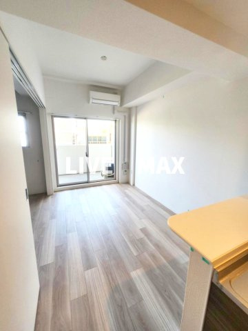 お部屋によって壁紙・床の色が異なります。