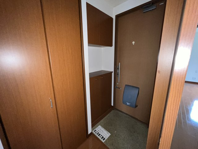 リヴィエールおおいそA棟の玄関