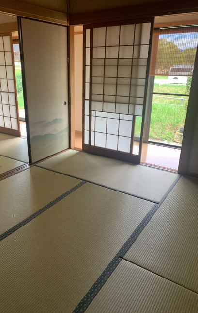 豊岡市大磯町の和室|1階には6畳の和室が2部屋あり、落ち着きと品格を感じる和の空間となっています。2間続きの和室であるため、家族団欒、お子様の遊び場としてもお使いいただけます。