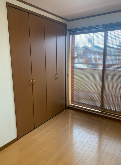 豊岡市大磯町の洋室|2階南側の西に面している洋室には枕棚付きクローゼットを備えており、お子様のお部屋や書斎など、ライフスタイルに合わせて多目的にご利用いただけます。