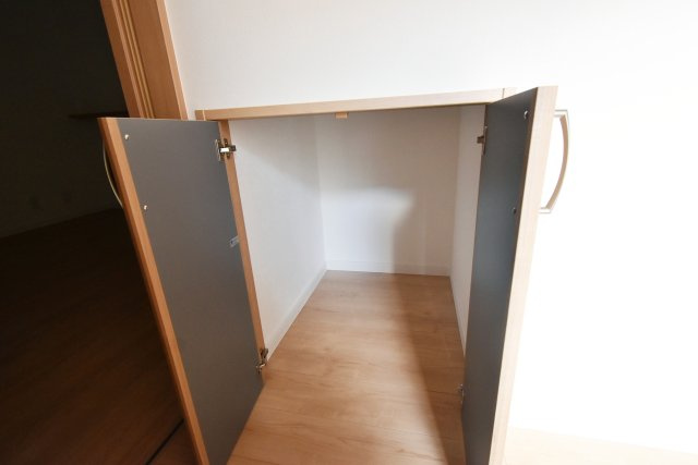 笠屋町戸建の収納|階段下