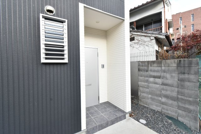 笠屋町戸建の玄関