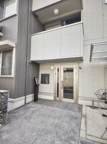 プリズムのエントランス|建物の内部です