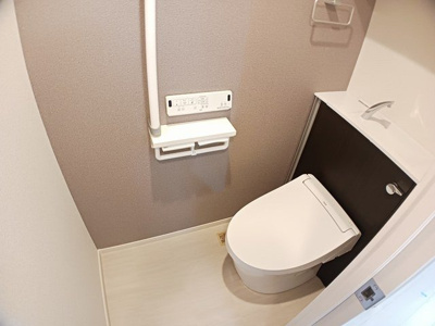 【トイレ】 | てぃーだむい牧志 | 落ち着いた色調のトイレです