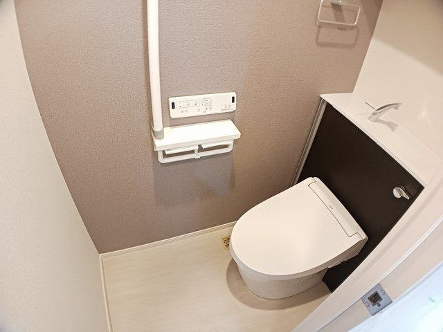 【トイレ】 | てぃーだむい牧志 | 落ち着いた色調のトイレです