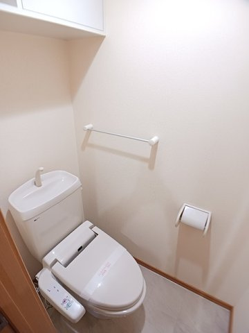 グレース・ＡＫＩ壱番館のトイレ|落ち着いた色調のトイレです