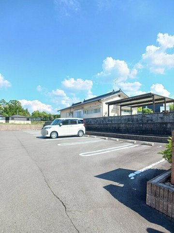 ヒルサイド　ヴィラＴの駐車場|駐車場があるので、車を買う予定の方も安心です