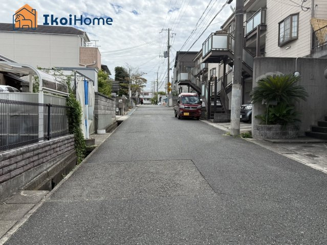 神戸市西区竜が岡１丁目　中古戸建の前面道路含む現地写真|●資料・カタログのご請求無料●　岩岡小学校までは徒歩15分、岩岡中学校までは徒歩11分。