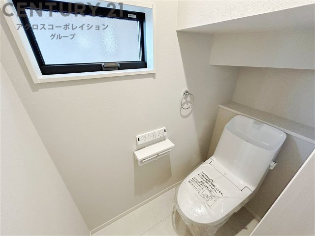 温水洗浄便座付トイレは温水洗浄機能により、暖かい水でおしりを洗浄することができ、冷たい水を使う従来の便座に比べ、温水洗浄機能で暖かいトイレを提供し、快適な使用を可能にします。
