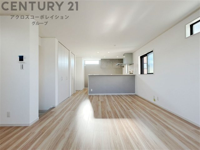 キッチン前のダイニングスペース　カウンターキッチンから料理の受け渡し等に便利です。ダイニングセットを置いても十分な広さを確保。