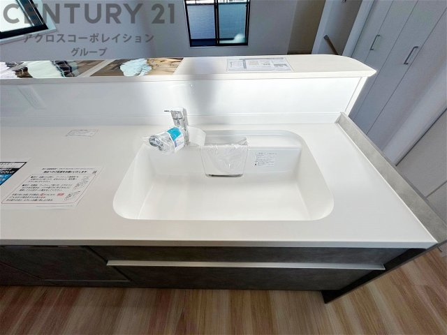 大きなシンクでお鍋などの大きな調理器具を洗う際にも便利です。