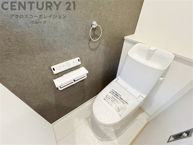 温水洗浄便座付トイレは温水洗浄機能により、暖かい水でおしりを洗浄することができ、冷たい水を使う従来の便座に比べ、温水洗浄機能で暖かいトイレを提供し、快適な使用を可能にします。