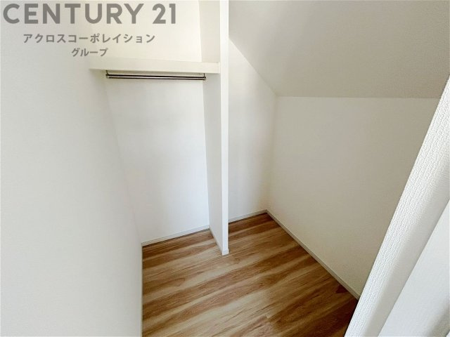 収納力が高く洋服や小物を整理しやすく、更衣室のように使え、部屋がすっきり保てます。収納の配置を自由に調整でき、換気性が良く防湿・防虫対策も可能。快適で機能的な生活空間を実現できます♪