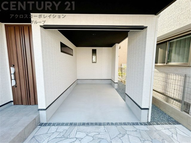 車庫付き　天井があり、雨風から愛車を守ってくれます。