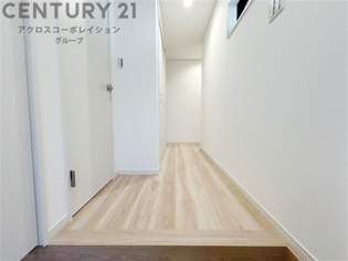 白を基調としたクロスに建具が室内を明るい雰囲気にしています♪