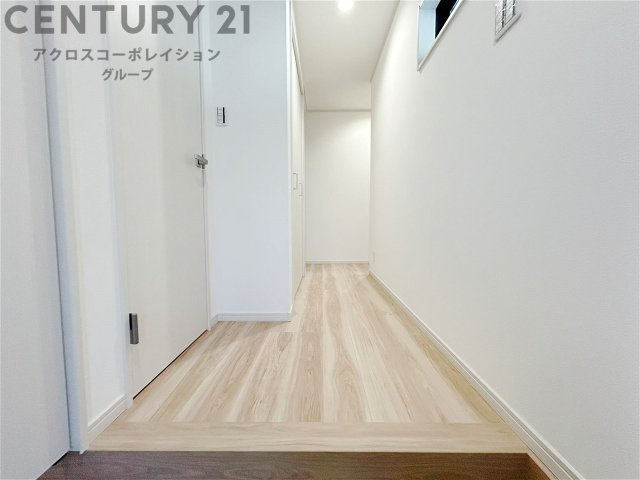 白を基調としたクロスに建具が室内を明るい雰囲気にしています♪