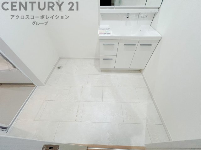衣服の収納や脱ぎ着や整理整頓がしやすく、湿った衣類を乾燥させるスペースがありカビや臭いの発生を防ぎます。床の汚れを他の部屋に持ち込まず清潔を保つことができます。また快適な入浴環境の整備にも役立ちます。