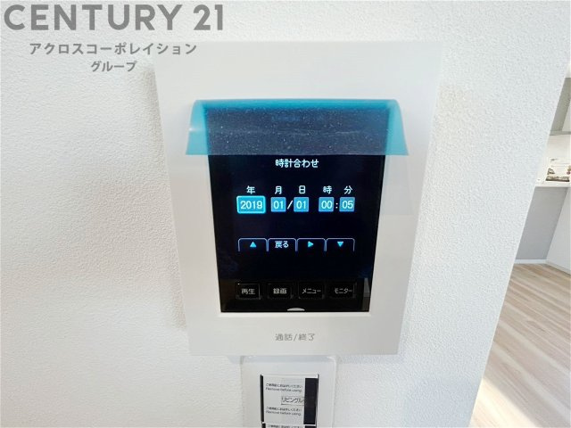 訪問者が来たときにテレビ画面で確認できるため、安心してドアを開けられます。録画機能があるものもあり、留守中に来訪者を記録しておくことができます。利便性が高く、セキュリティ面でも安心です。